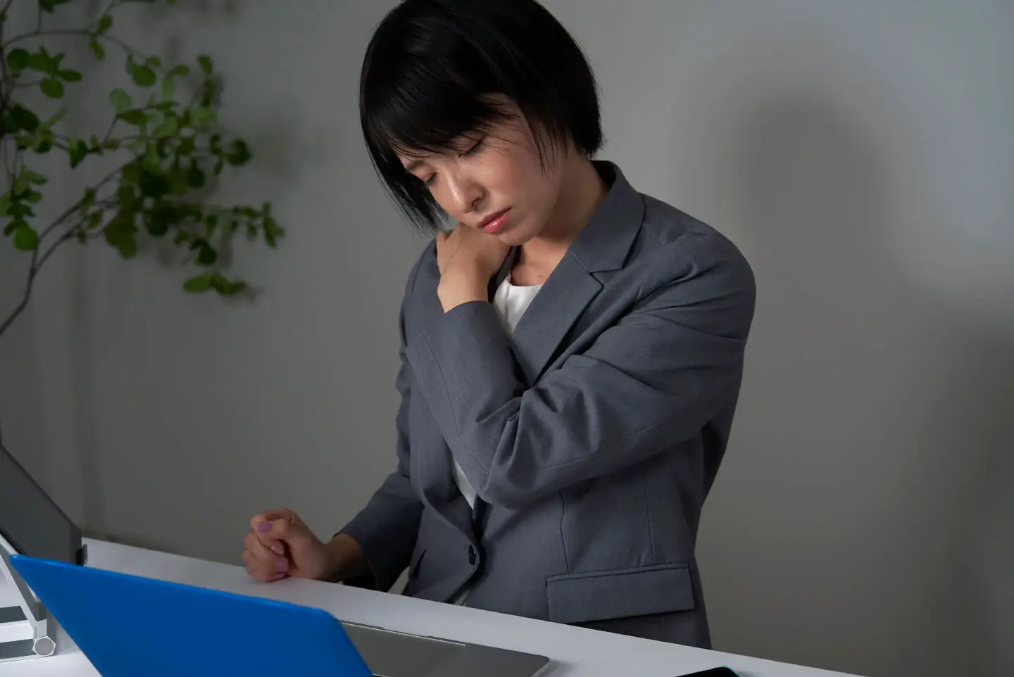 Ergonomic workstation setup preventing musculoskeletal disorders in office environments